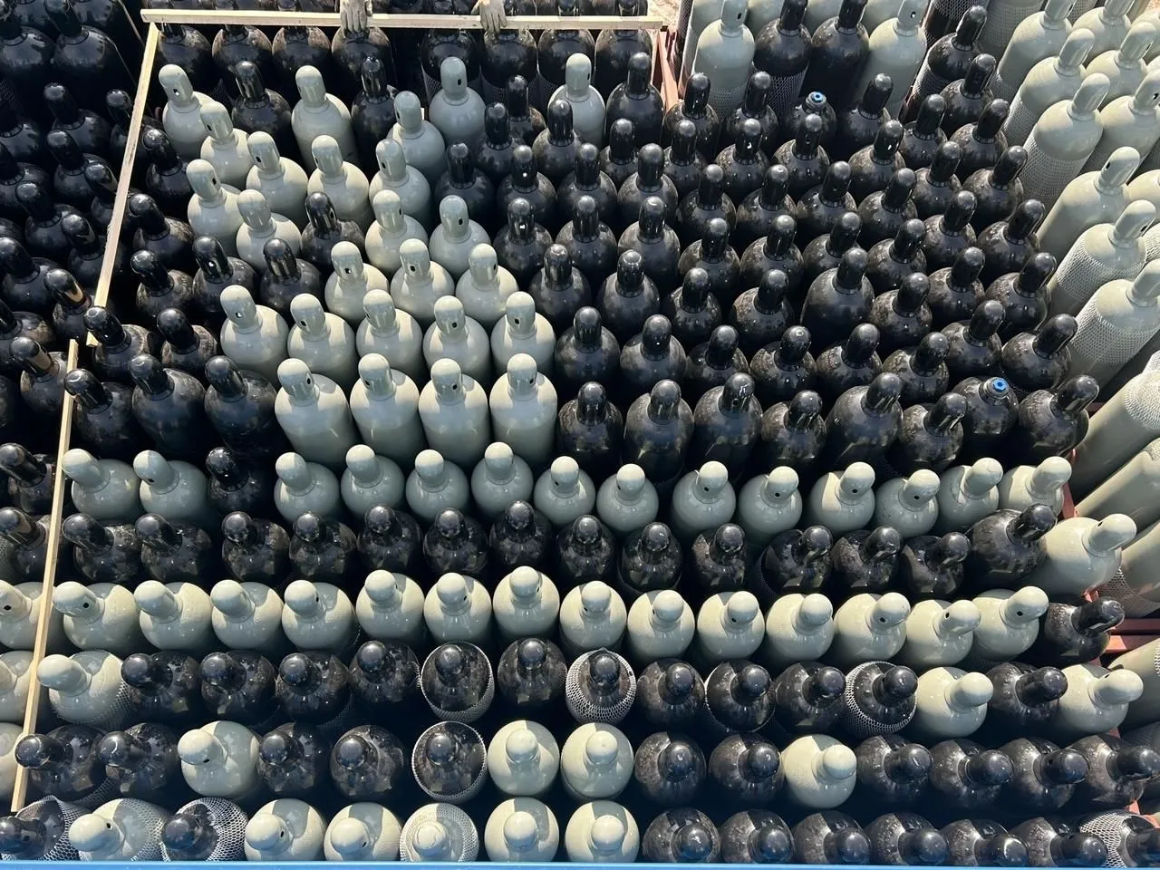 Полный контейнер газовых стальных новых водородных баллонов 350 шт. 50 л  200 бар без вентиля ТР ТС 032 горловина E25